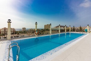 Una piscina al aire libre (de 10:00 a 18:00), sombrillas, tumbonas