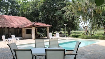Hồ bơi ngoài trời