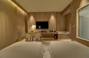 高级双人房 | 高档床上用品、迷你吧、客房内保险箱、特色家居