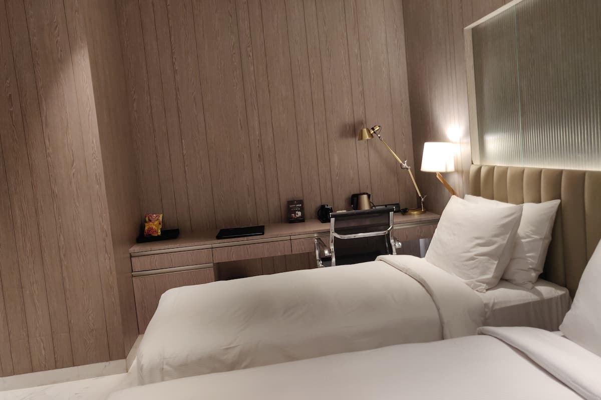 Economy Twin Room | Premium bedding, minibar, in-room safe, individually furnished