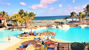 Piscine extérieure, parasols de plage, chaises longues