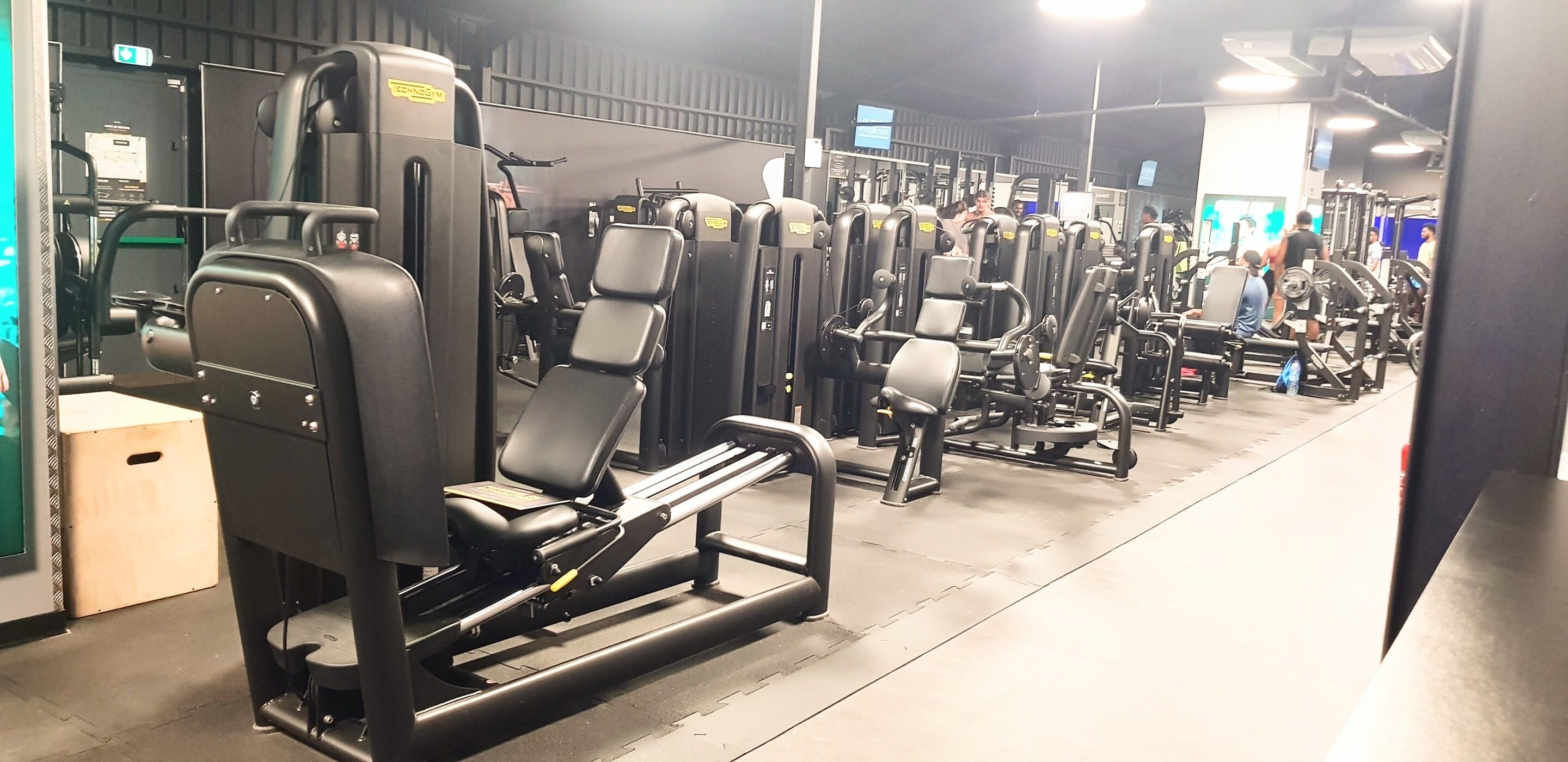Un gimnasio con diversas máquinas y equipo de ejercicio.