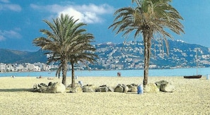 Beach nearby - "ARAGO "SUR LA RAMBLA.Appart moderne tout confort: Air C, garage,Asc,gde terrasse. (Roses)