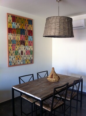 Dining - "ARAGO "SUR LA RAMBLA.Appart moderne tout confort: Air C, garage,Asc,gde terrasse. (Roses)