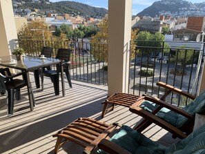 Outdoor dining - "ARAGO "SUR LA RAMBLA.Appart moderne tout confort: Air C, garage,Asc,gde terrasse. (Roses)