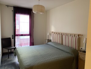 2 bedrooms, in-room safe, desk, iron/ironing board - "ARAGO "SUR LA RAMBLA.Appart moderne tout confort: Air C, garage,Asc,gde terrasse. (Roses)