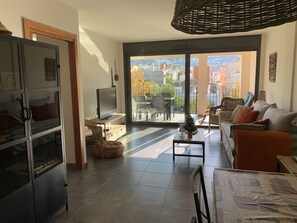 TV - "ARAGO "SUR LA RAMBLA.Appart moderne tout confort: Air C, garage,Asc,gde terrasse. (Roses)