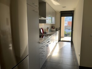 Fridge, microwave, oven, stovetop - "ARAGO "SUR LA RAMBLA.Appart moderne tout confort: Air C, garage,Asc,gde terrasse. (Roses)