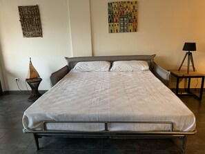 2 bedrooms, in-room safe, desk, iron/ironing board - "ARAGO "SUR LA RAMBLA.Appart moderne tout confort: Air C, garage,Asc,gde terrasse. (Roses)