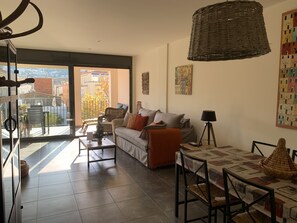 TV - "ARAGO "SUR LA RAMBLA.Appart moderne tout confort: Air C, garage,Asc,gde terrasse. (Roses)