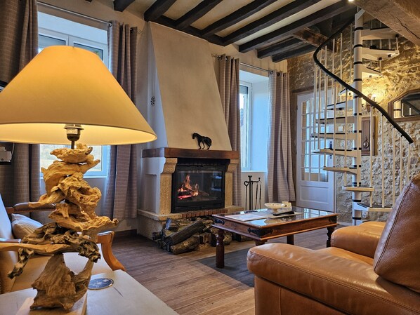 TV, fireplace