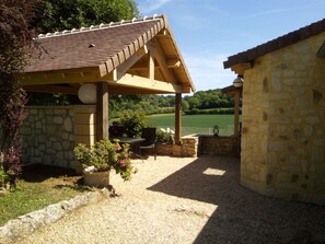 Outdoor dining - Gite in the Perche with sheltered terrace, 3 épis GDF Le Panoramic (Perche En Nocé)