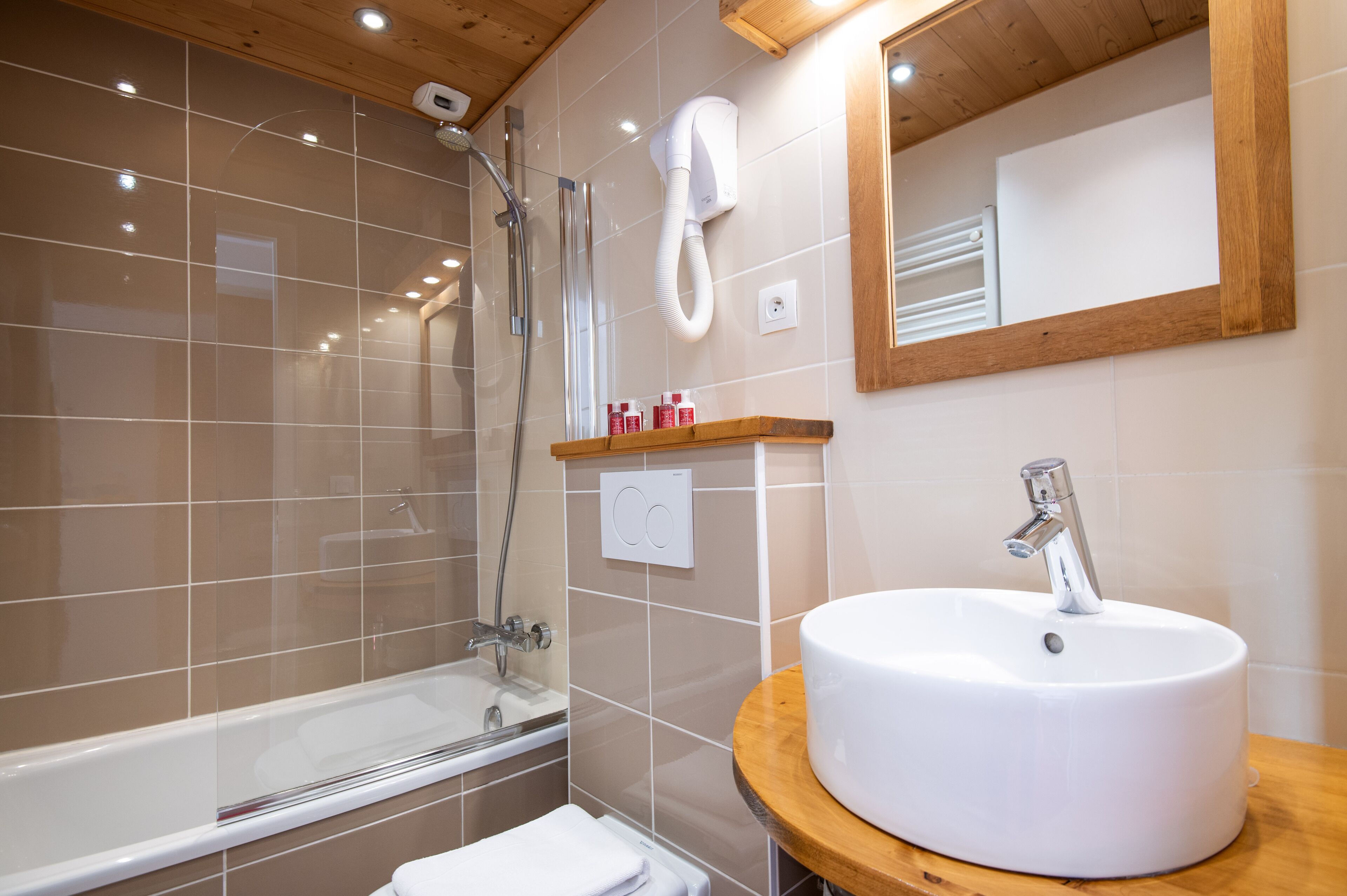 traditional double or twin room | bathroom | deep-soaking bathtub, free toiletries, hair dryer, bathrobes