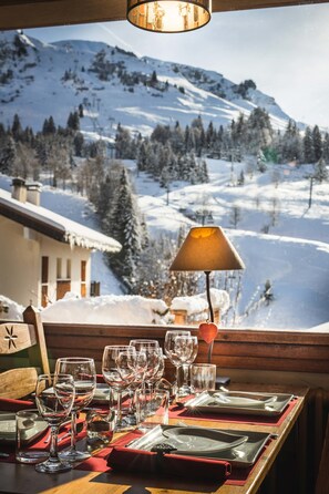 Petit déjeuner et dîner servis sur place, restauration en plein air 