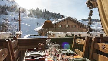 Se sirven desayunos, cenas y cocina regional con mesas al aire libre