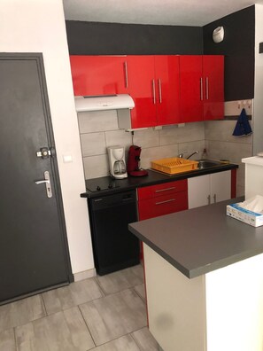 Een koelkast, een magnetron, een oven, een kookplaat