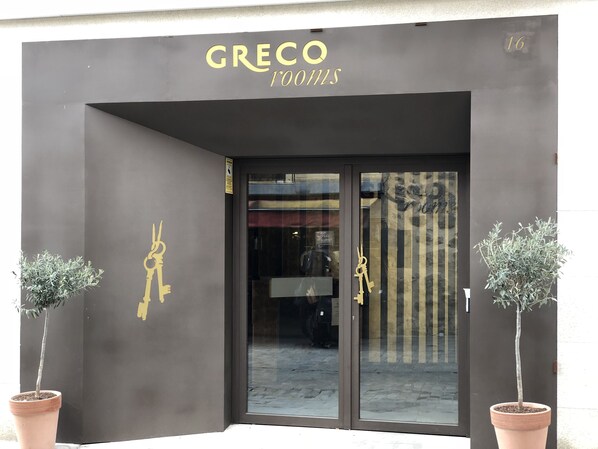The exterior of a building with a sign reading "GRECO rooms". - Grecorooms (Toledo)