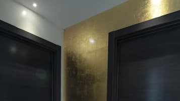 Un pasillo con dos puertas de madera oscura, una de ellas con una placa metálica que muestra el número '307'.