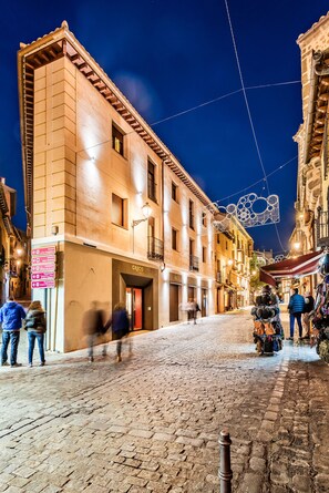 Front of property – evening/night - Grecorooms (Toledo)
