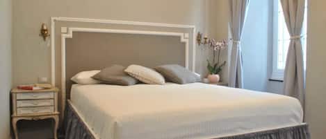 Dobbeltrom | Minibar, safe på rommet, individuelt innredet og skrivebord