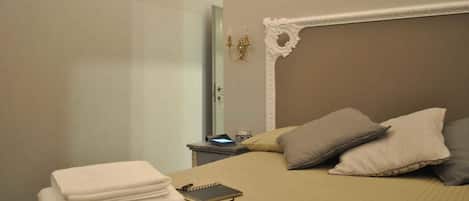 Minibar, caja de seguridad en la habitación y muebles diferentes