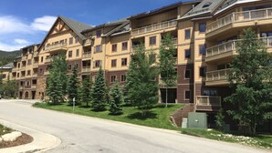 A multi-story hotel with balconies, a paved driveway, and surrounding greenery. - 1BR/2 FULL Baths +Murphy bed & Sleeper Sofa, Sleeps 6, to Gondola in 337 steps (Keystone)