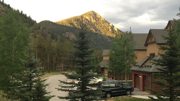 A residential area with houses, a driveway, and a mountain in the background. - 1BR/2 FULL Baths +Murphy bed & Sleeper Sofa, Sleeps 6, to Gondola in 337 steps (Keystone)