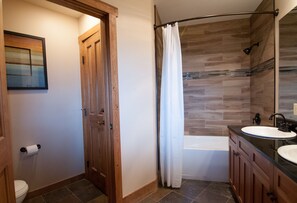 Combined shower/tub, hair dryer, towels, shampoo