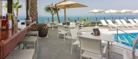 Bar accanto alla piscina