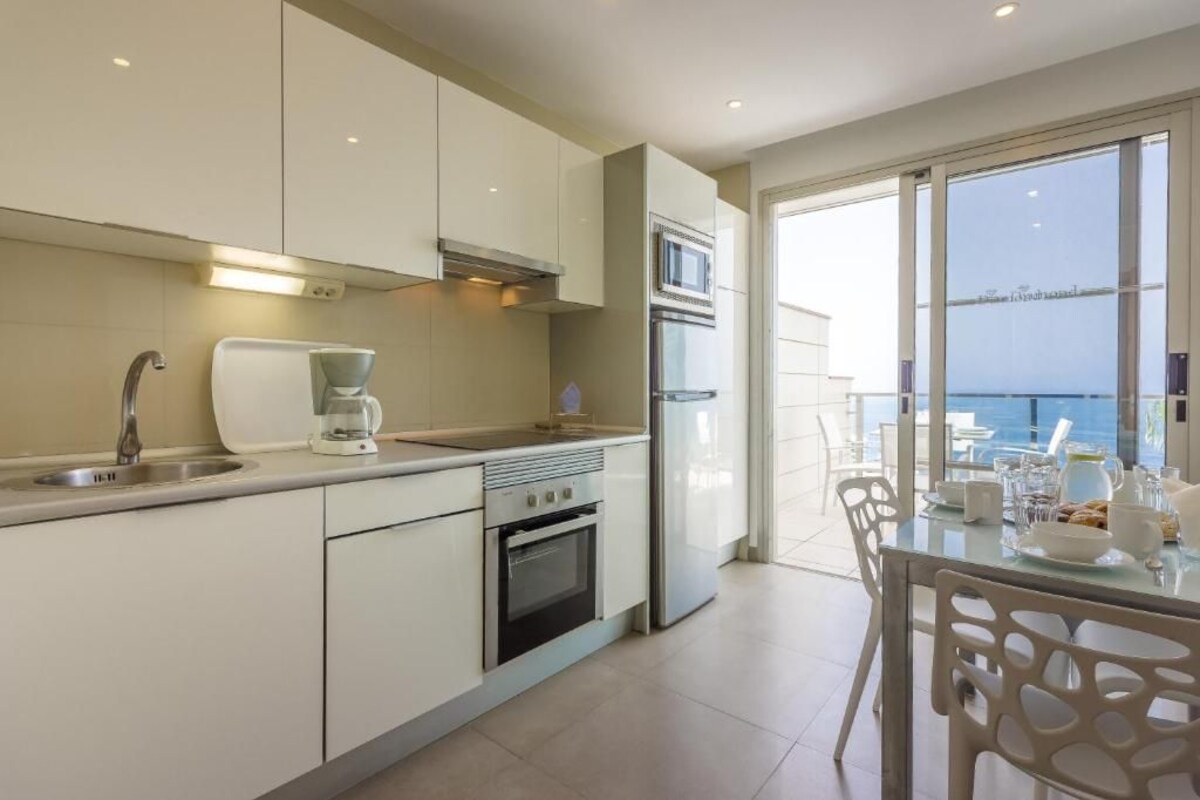 Private kitchen | Coffee/tea maker, fridge, microwave, stovetop