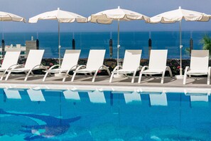 Outdoor pool, open 9:00 AM to 8:00 PM, pool umbrellas, sun loungers - Klayman Diamond Aparthotel (Santiago del Teide)