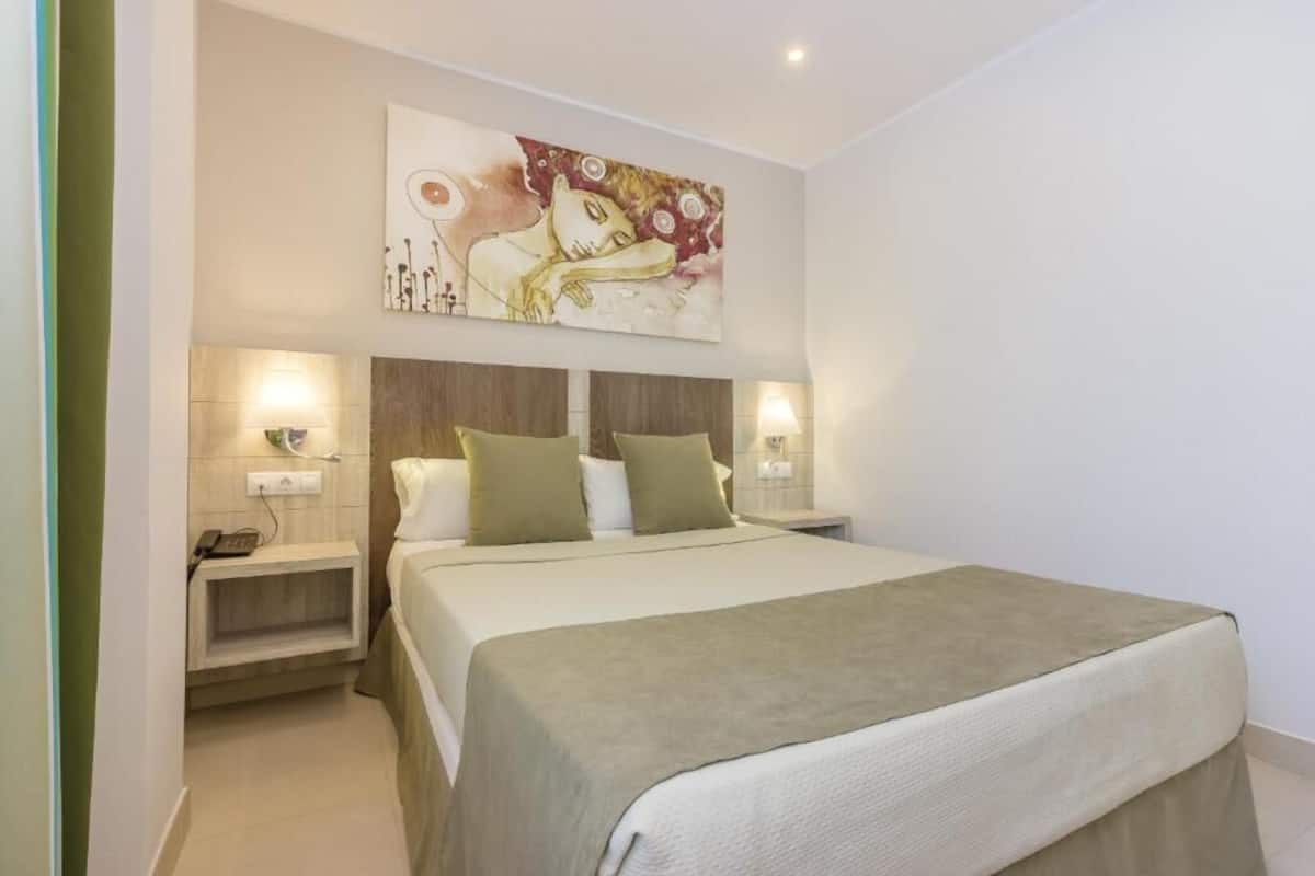 In-room safe, iron/ironing board, WiFi (free), bed sheets