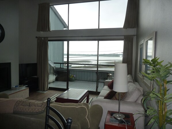 Una Smart TV, una chimenea, un futbolín, una mesa de tenis de mesa