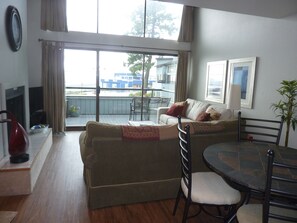 Una Smart TV, una chimenea, un futbolín, una mesa de tenis de mesa