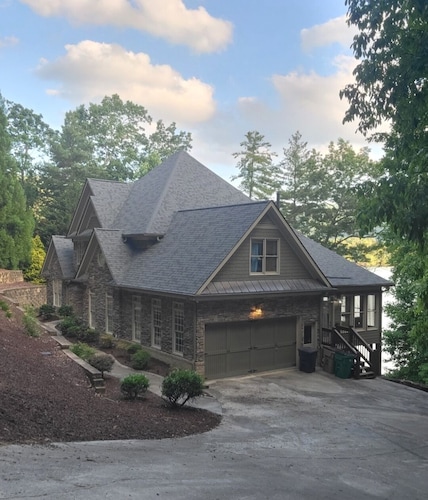 Luxury Lakefront Lodge in Gated Community