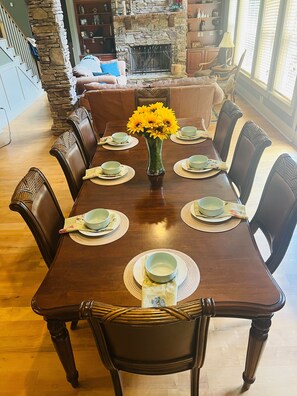 Dining - Luxury Lakefront Lodge in Gated Community (Topton)