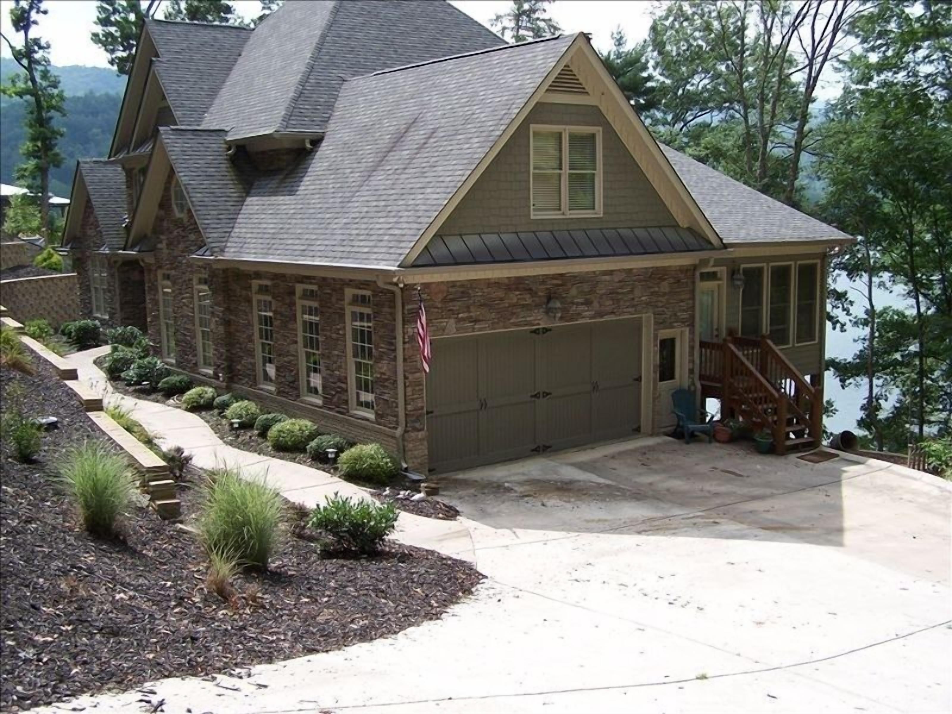 Luxury Lakefront Lodge in Gated Community