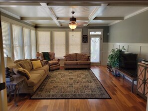 TV, fireplace, DVD player, books - Luxury Lakefront Lodge in Gated Community (Topton)