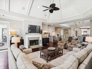 Televisión de pantalla plana, bocina smart y estéreo 