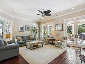 Televisión de pantalla plana, bocina smart y estéreo 