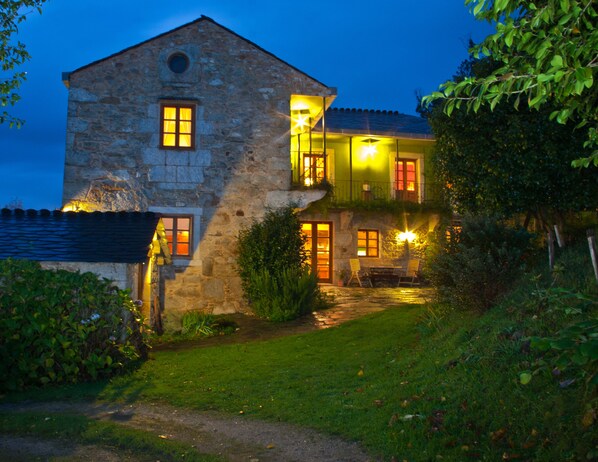 Front of property - evening/night - Casa de Graña de Acea (Monfero)
