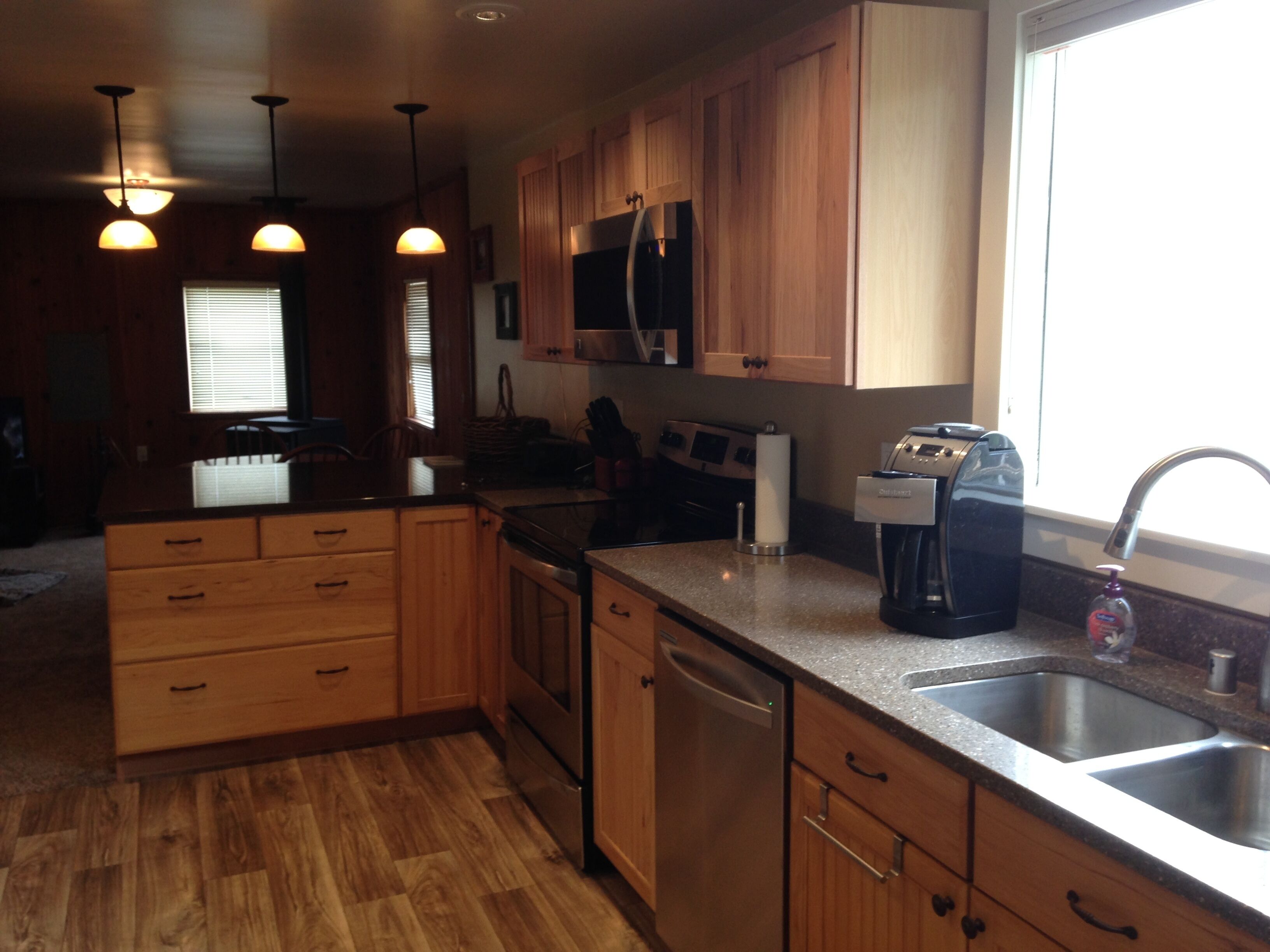 Renovated cabin 2 easy blocks to the beach; close to the Moclips River