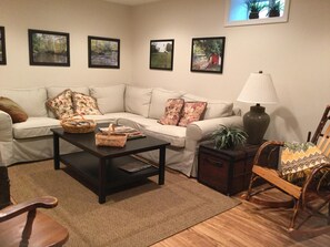 Smart TV, books - Vacation Cottage Perfect Retreat for Family and Friends (Marion)