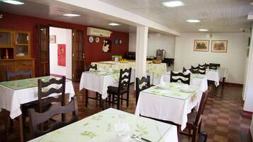 Café da manhã com buffet grátis todos os dias