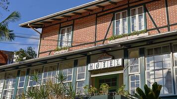 Vista frontal de la propiedad