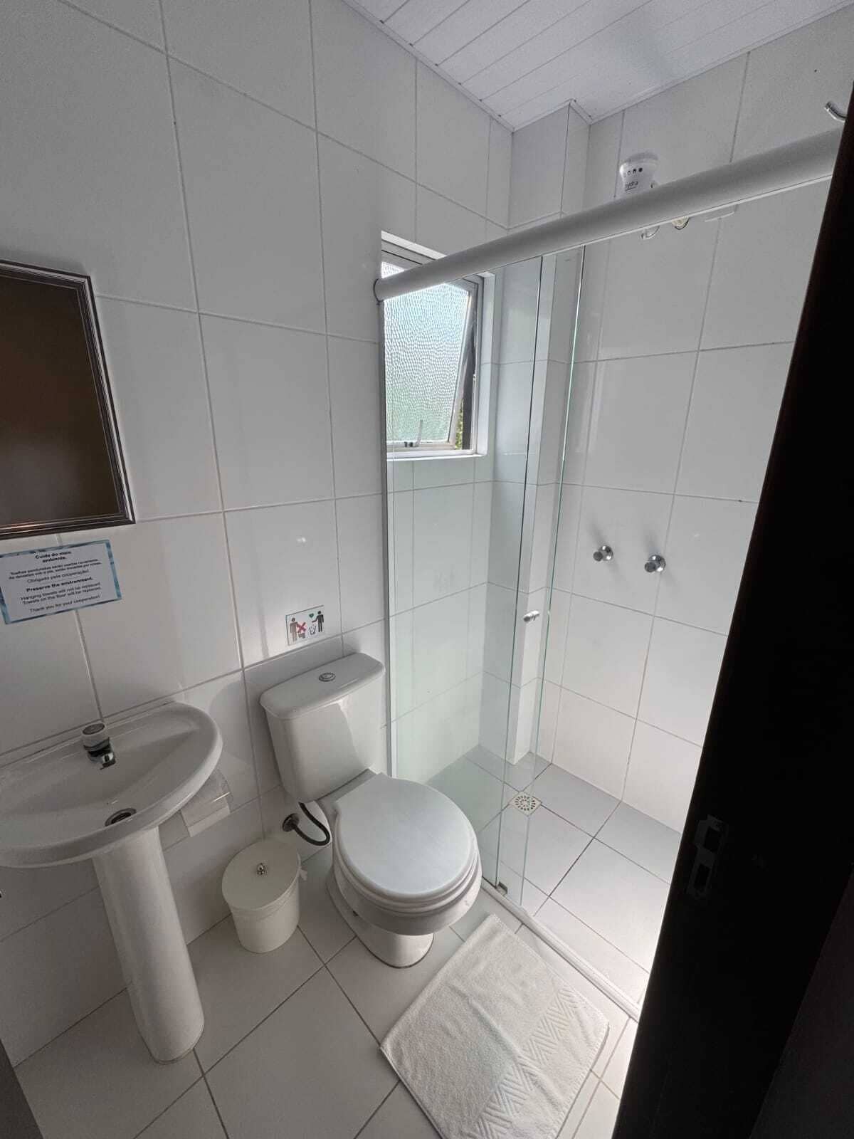 Un bagno moderno con toilette, lavandino e doccia.