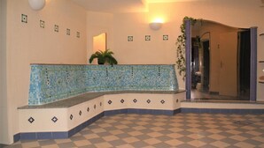 A lobby with a checkered floor, a tiled bench, and wall-mounted lights. - Hotel Waldschlösschen (Werra-Suhl-Tal)