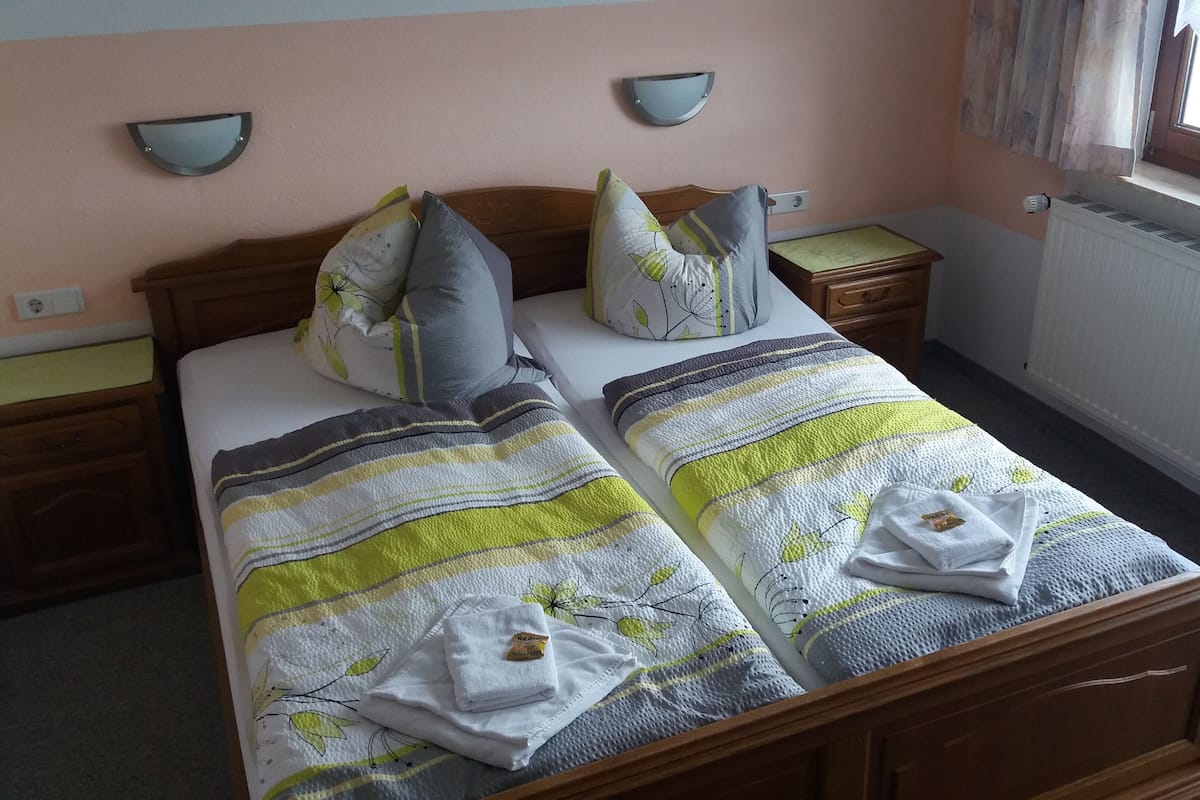 Quarto casal | Escrivaninha, Wi-Fi de cortesia, roupa de cama