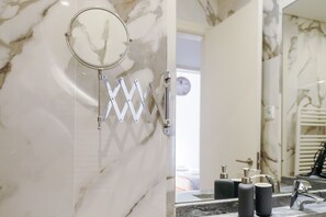 Departamento, 2 habitaciones | Baño | Regadera y toallas 