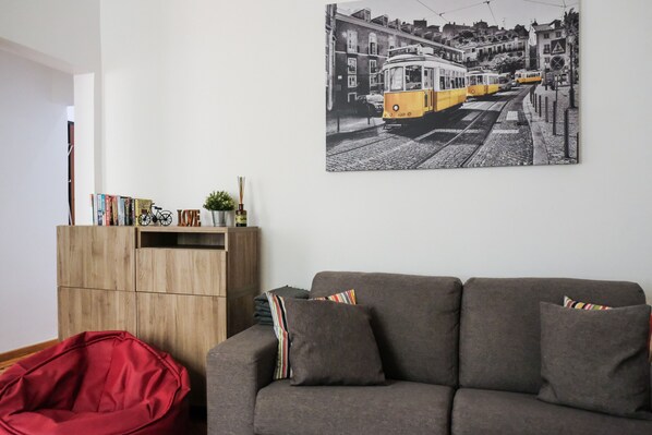 Departamento, 2 habitaciones | Sala de estar | Televisión de pantalla plana 
